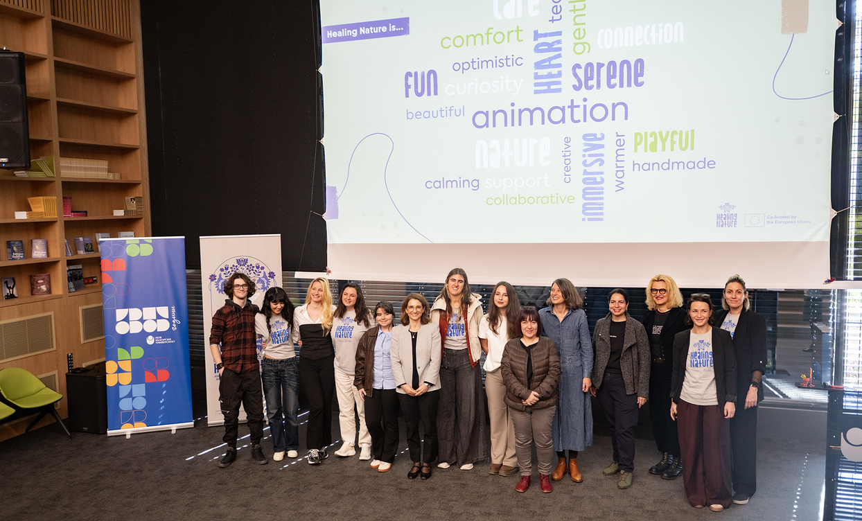 family-photo_1244x752_crop_478b24840a