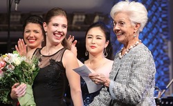 01-2-rayna-kb-al-mihajlova-krum-stoev_250x154_crop_478b24840a