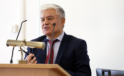 tutor-07_250x154_crop_478b24840a