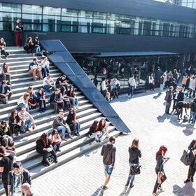 028-nbu-dvor-studenti_280x280_crop_478b24840a