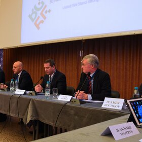 12-optimized_280x280_crop_478b24840a