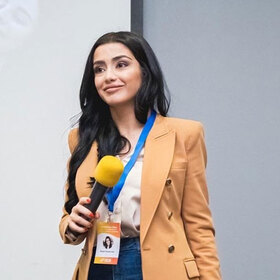 aida-burnuchian-dir-bg_280x280_crop_478b24840a