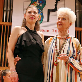 raina-1_280x280_crop_478b24840a