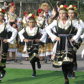 narodni-tanci-wikipedia_280x280_crop_478b24840a