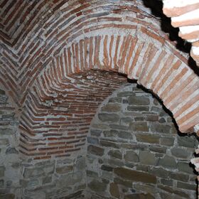 3-cross-vaulted-tomb-cemetery-basilica_280x280_crop_478b24840a