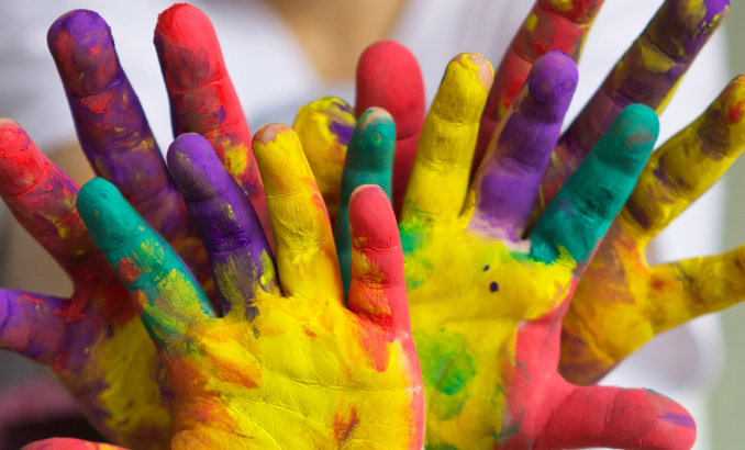 hands-painted-0_678x410_crop_478b24840a