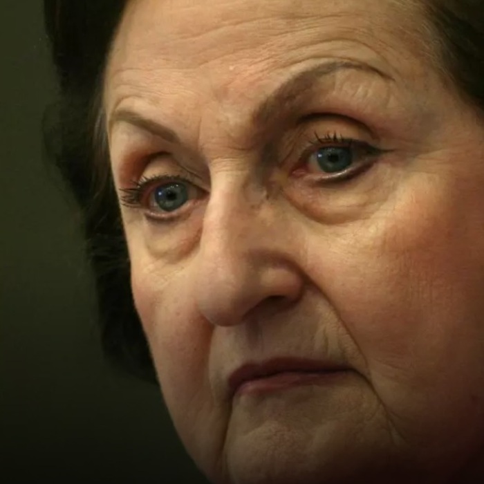 anastasia-mozer-bgnes_700x700_pad_478b24840a