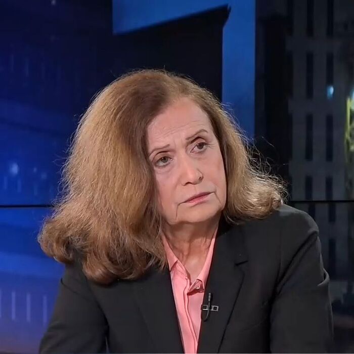 mira-mayer-euronews-bg_700x700_pad_478b24840a