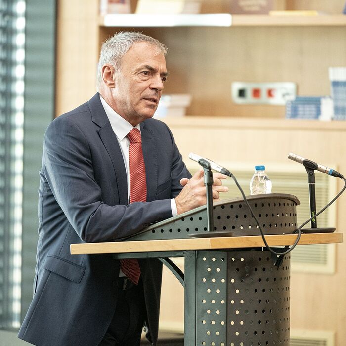 sergei-ignatov-nbu_700x700_pad_478b24840a