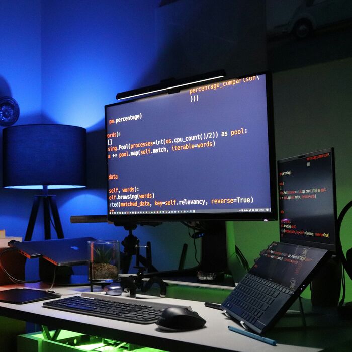 informatika-unsplash_700x700_pad_478b24840a