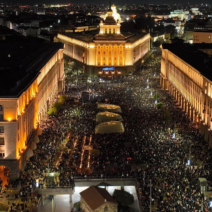 protest-dekemvri-2025-bnr_700x700_fit_478b24840a