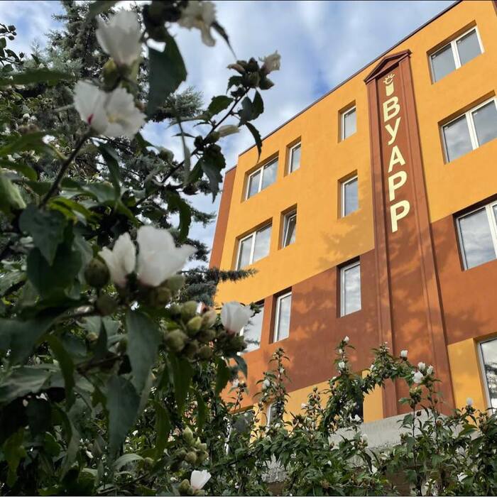 vuarr-vuarr_700x700_pad_478b24840a