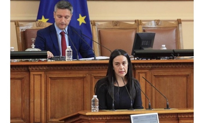 ani-aleksandrova-v-24-chasa_700x700_fit_478b24840a