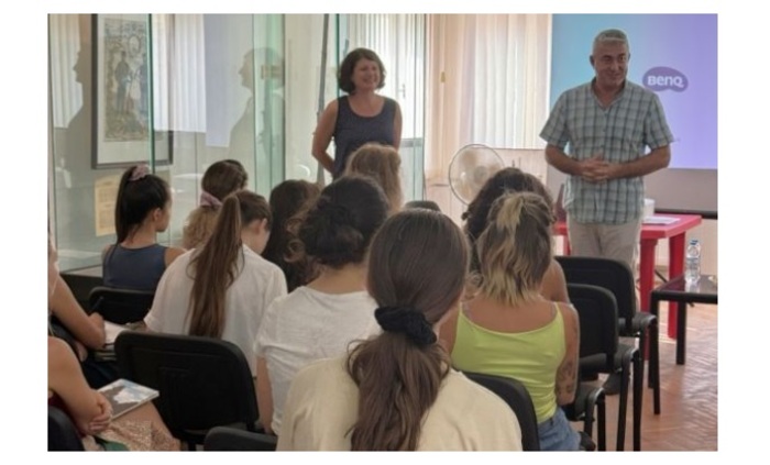 studenti-francia-polsha-nbu-sliven-net_700x700_fit_478b24840a