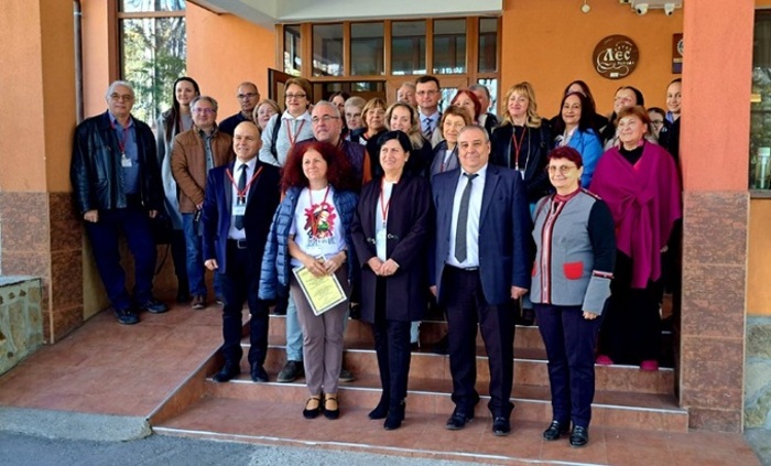 dvama-ucheni-bta_700x700_fit_478b24840a