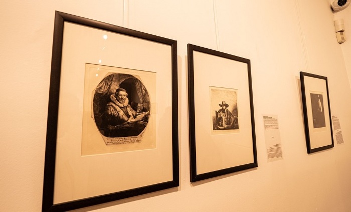 v-ogledaloto-na-rembrand_700x700_fit_478b24840a