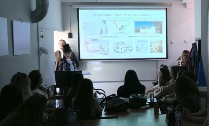 013-aidb-bg_700x700_fit_478b24840a