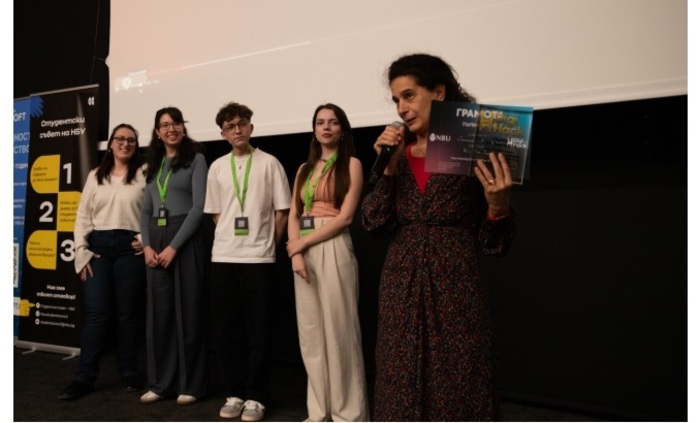 07-bgweb-bg_700x700_fit_478b24840a