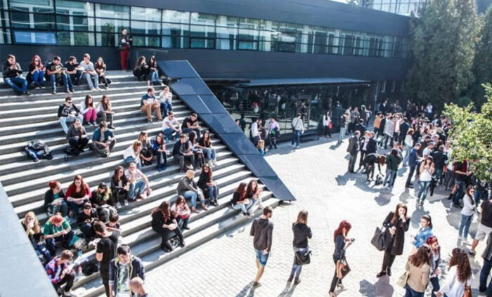 028-nbu-dvor-studenti_700x700_fit_478b24840a