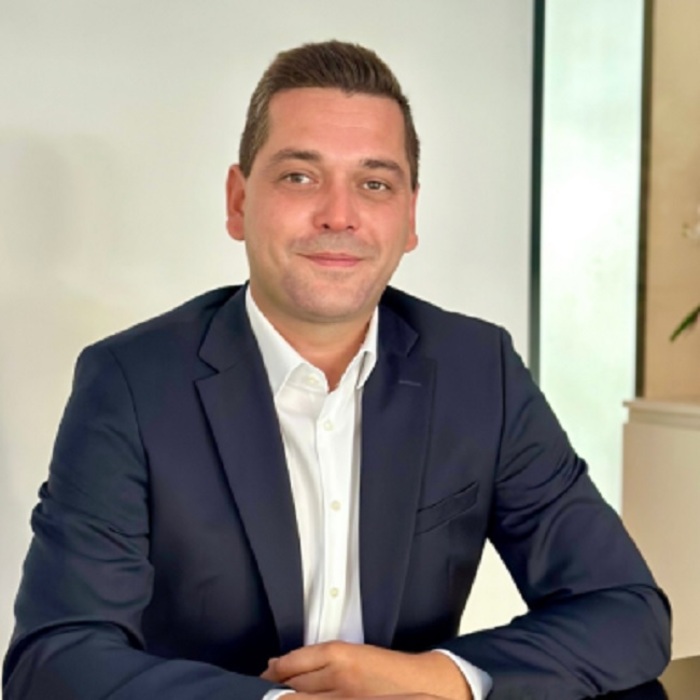 013-ues-bg_700x700_fit_478b24840a