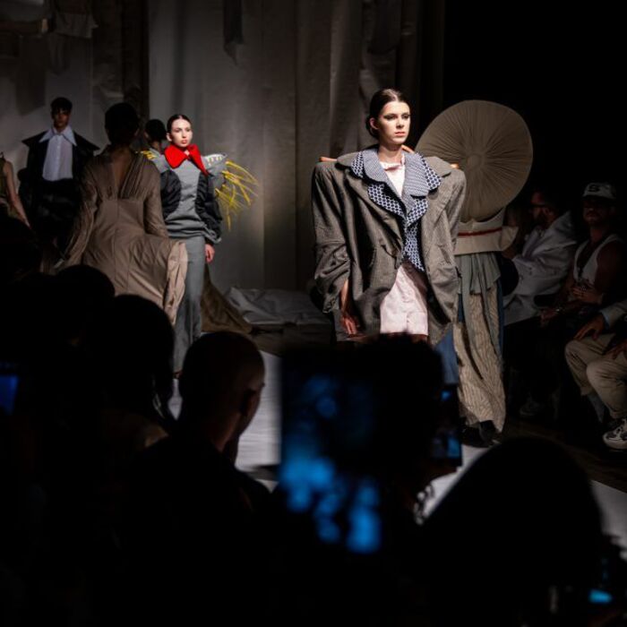 021-fashioninside-bg_700x700_pad_478b24840a