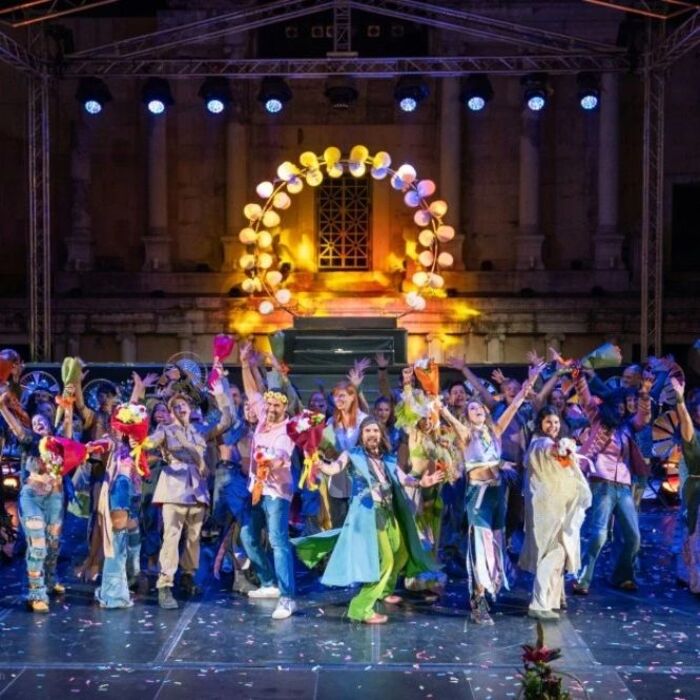 010-trafficnews-bg_700x700_pad_478b24840a