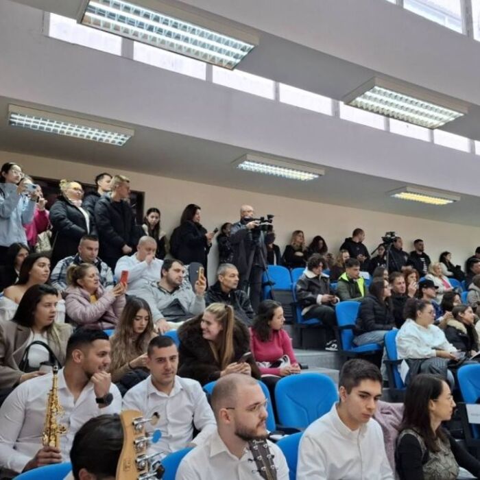 015-bnr_700x700_fit_478b24840a