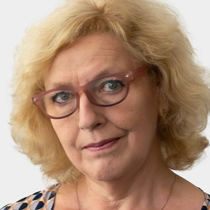 08-elisaveta-chendova-nbu_700x700_pad_478b24840a