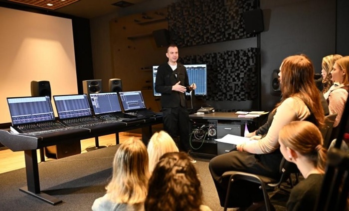 bg-radio_700x700_fit_478b24840a