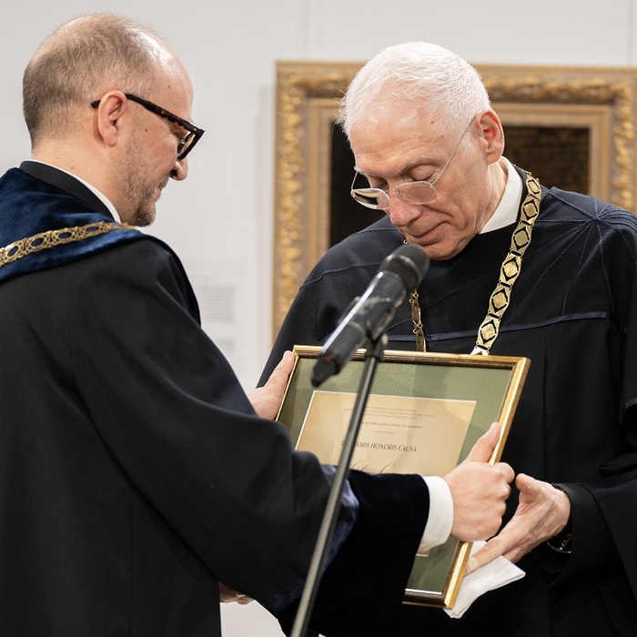 doctor-honoris-causa_700x700_fit_478b24840a