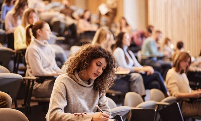 students-istockphoto-com_700x700_fit_478b24840a