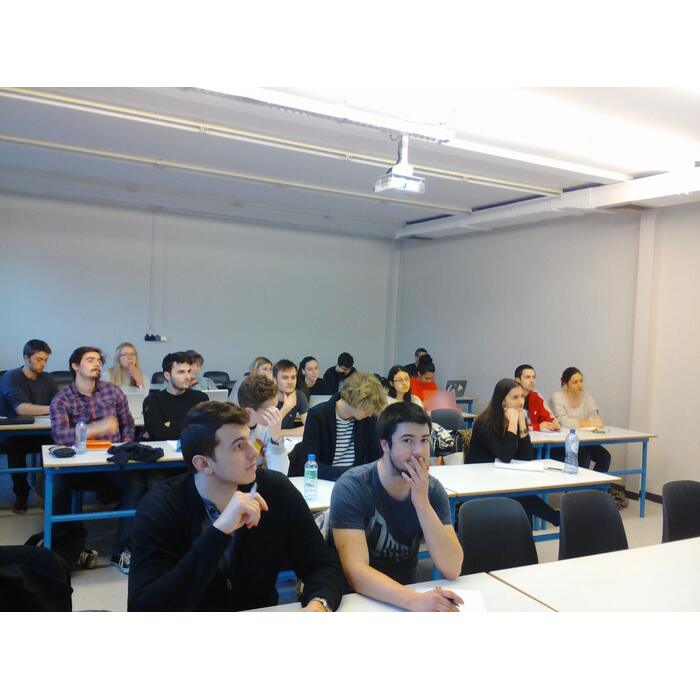 etudiants-ulb_700x700_pad_478b24840a