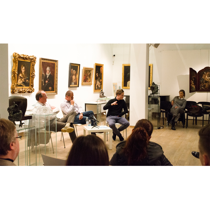 diskusionen-club6_700x700_pad_478b24840a