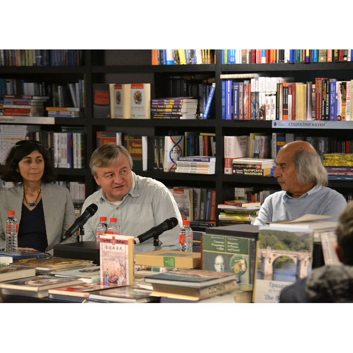 dsc-08619_700x700_pad_478b24840a