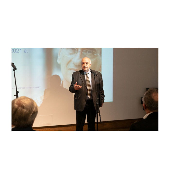 humanitaristica-22_700x700_pad_478b24840a