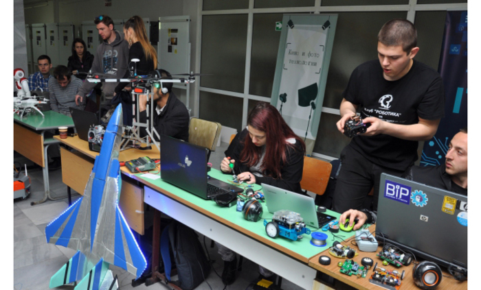 studenti-sboriha-roboti_700x700_fit_478b24840a