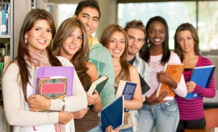 studenti-se-razhojdat_700x700_fit_478b24840a