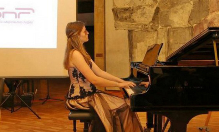mladata-pianistka_700x700_fit_478b24840a