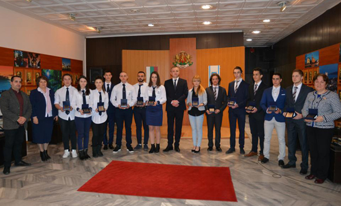 varna-uchenici_700x700_fit_478b24840a