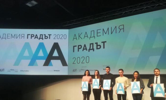 akad-gradyt-gradut-bg_700x700_fit_478b24840a