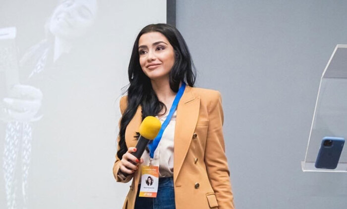 aida-burnuchian-dir-bg_700x700_fit_478b24840a