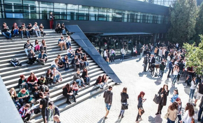 nbu-dvor-studenti_700x700_fit_478b24840a