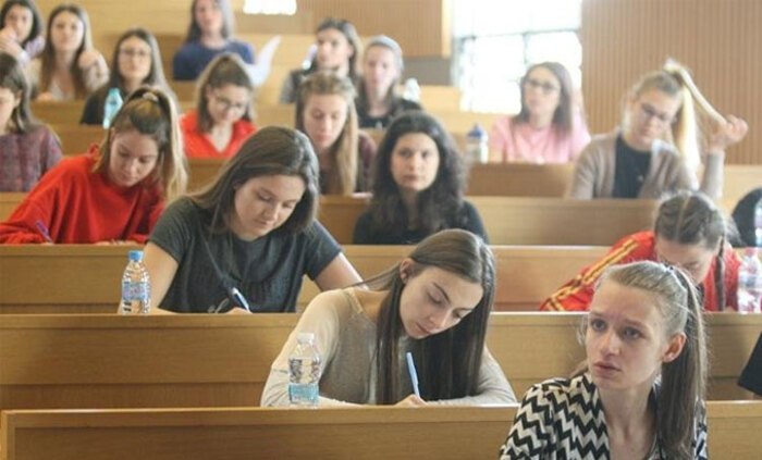 studenti-bnr_700x700_fit_478b24840a