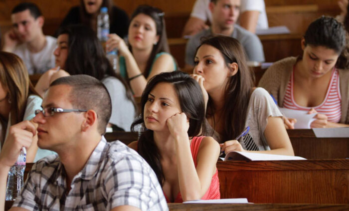 studenti-v-monitor_700x700_fit_478b24840a