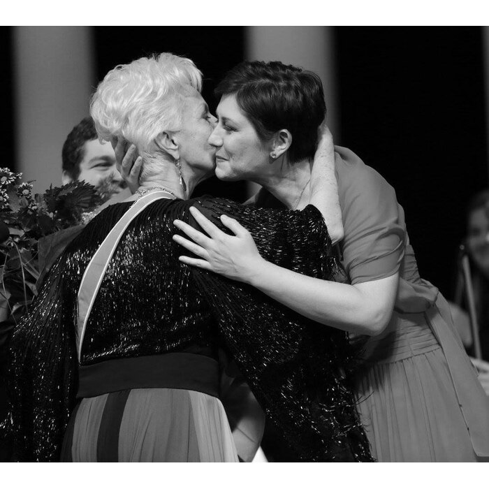 veroniva-simeoni-1_700x700_pad_478b24840a