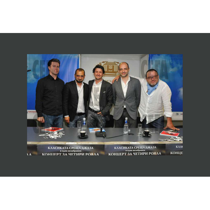 za_700x700_pad_478b24840a