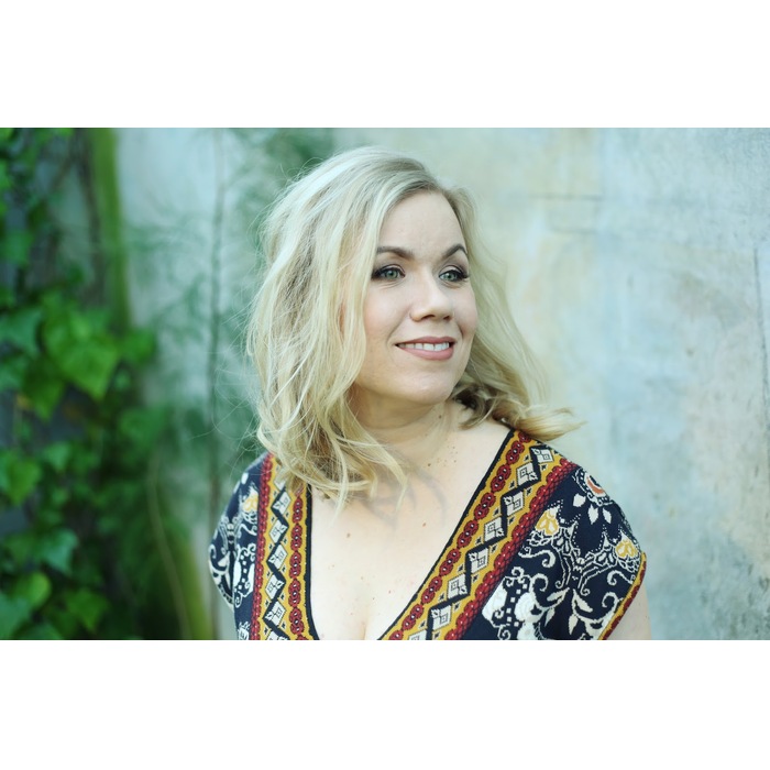 emmi-kujanpaa_700x700_pad_478b24840a