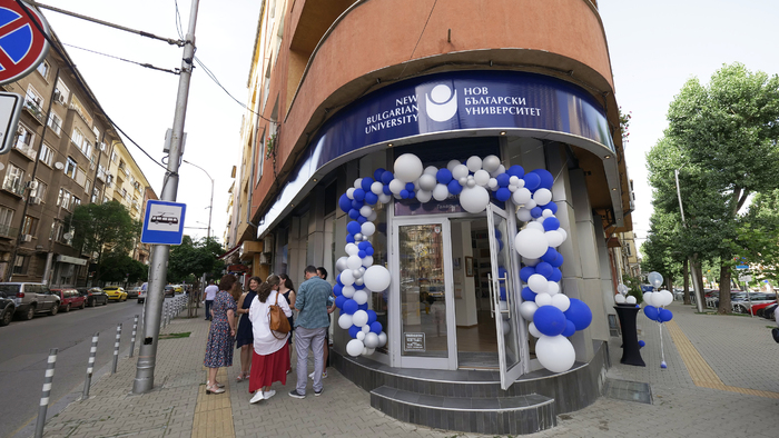 outside2_700x700_fit_478b24840a