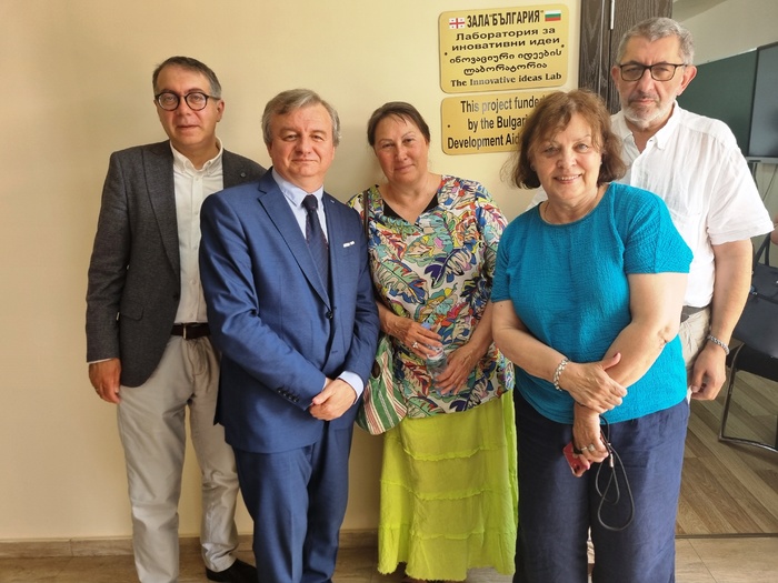 02bg-delegaciq_700x700_fit_478b24840a