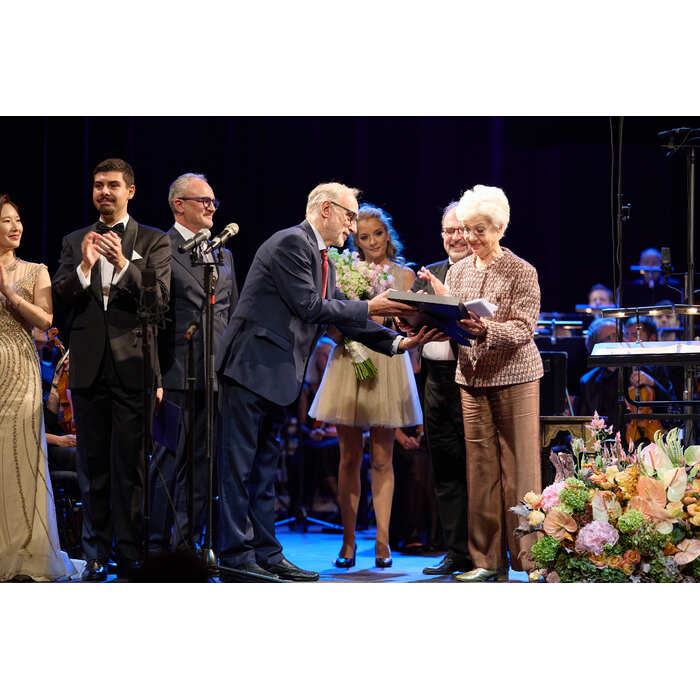 2-v8-a7242_700x700_pad_478b24840a